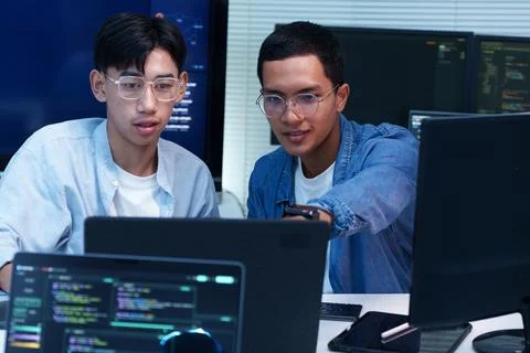 Programmer and Developer Collaborating on AI Code 库存照片