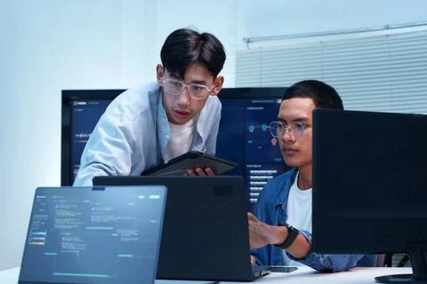 Programmer and Developer Collaborating on Digital Code 库存照片