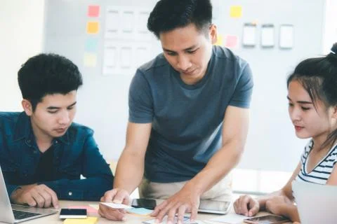 Programmer and Web designer, UX UI meeting for planing mobile application. 스톡 사진