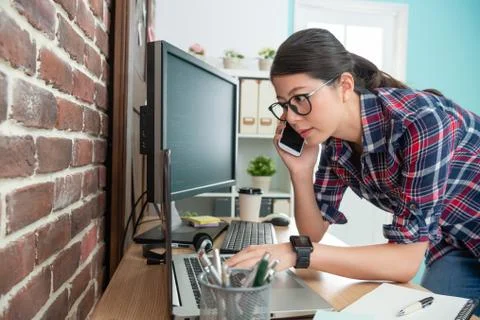 Programmer checking on laptop and replying Foto stock