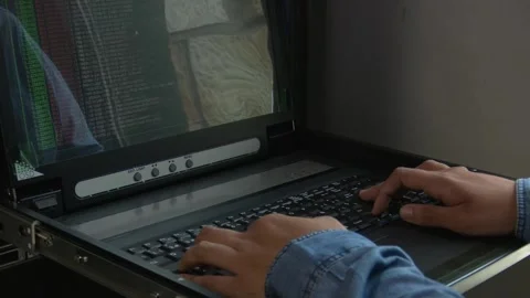Programmer Coding on Computer Inside Server Room Видео 330103111