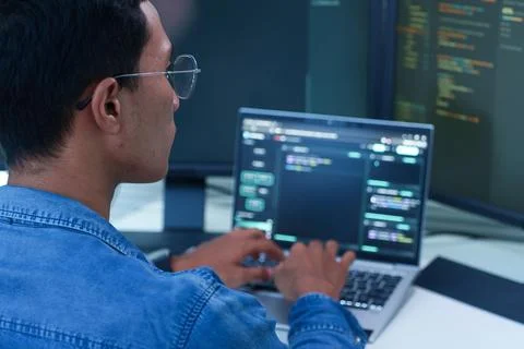 Programmer Coding Software on Laptop Stockfoto's
