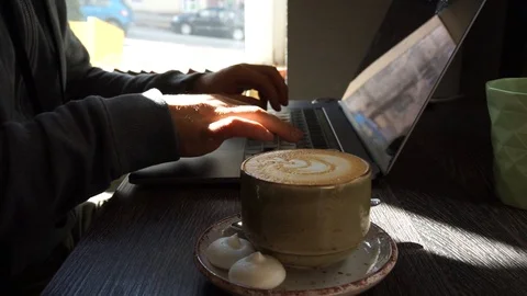 Programmer in coffee shop 스톡 동영상 104516179