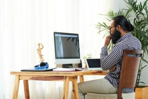 Programmer by computer monitor Stockfoto's