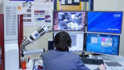 Programmer configures the computer for bitcoin mining. Programmers are watching 스톡 사진