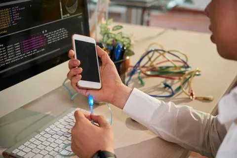 Programmer connecting phone with computer Foto stock