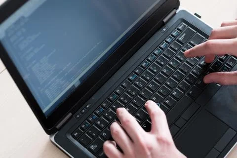 Programmer courses typing code laptop software Foto stock