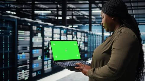 Programmer in data center using app on isolated screen laptop t Stockfoto's
