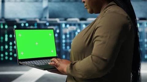 Programmer in data center using app on isolated screen laptop t Stockfoto's