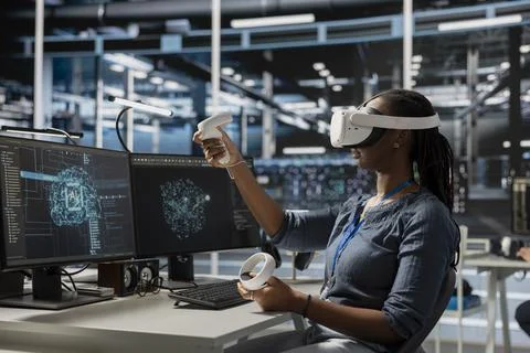 Programmer in data center wearing VR headset using AI powered tech Foto stock