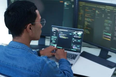 Programmer Developing Digital Software and AI Code Stockfoto's