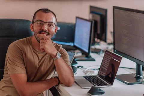 A programmer diligently testing smartphone applications while sitting in their Stockfoto's