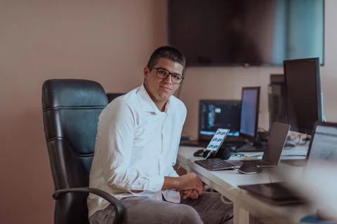 A programmer diligently testing smartphone applications while sitting in their Stockfoto's