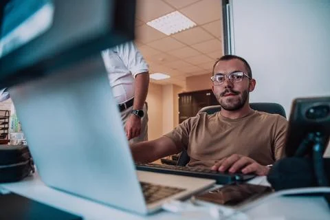 A programmer diligently testing smartphone applications while sitting in their Stockfoto's
