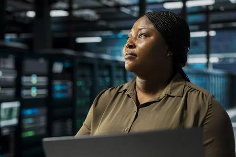 Programmer doing maintenance on data center electronics Foto stock