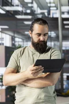 Programmer doing software debugging using tablet, checking errors Foto stock