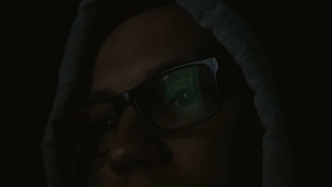 Programmer encodes information, the command line is reflected in glasses close Vidéo 87541672