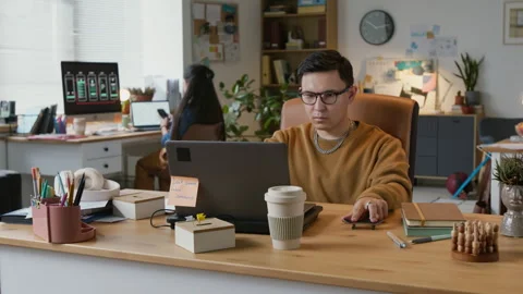 Programmer Fingerboarding while in Office Video stock 317339552