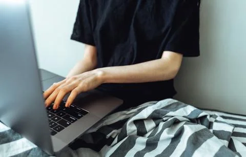 Programmer Girl working on laptop computer. Stockfoto's