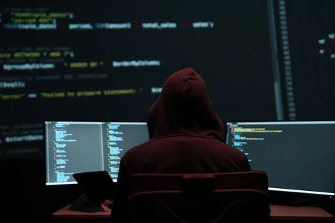 Programmer Hacker Working at Multiple Monitors Foto stock