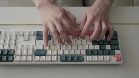 Programmer hands typing on mechanical keyboard Vidéo 336337766