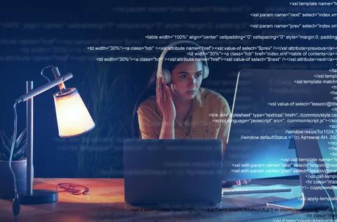Programmer with headphones working in office at night Foto stock