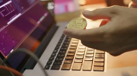 The programmer looks at the screen of the cryptocurrency mining graphics and Foto stock