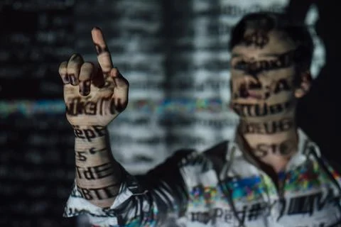 Programmer man cyber security hacker attack 库存照片