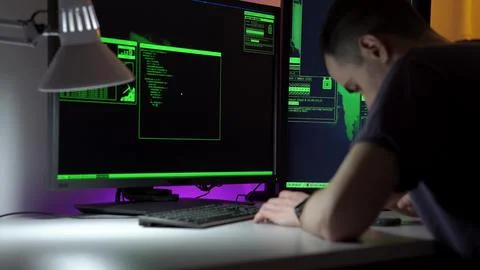 Programmer notes diligently. An attentive programmer captures every detail in Stock-Fotos