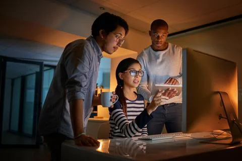 Programmer, office and computer at night with staff and database developer team Stockfoto's