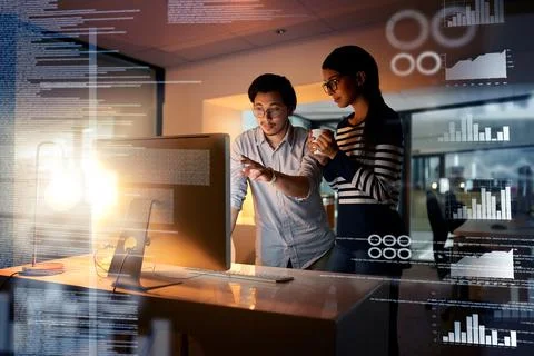 Programmer, office and dashboard overlay at night with staff and database Foto stock