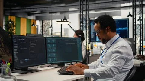 Programmer in office using AI LLM chatbot to get help Foto stock