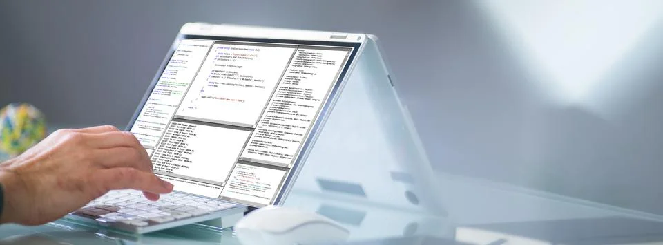 Programmer Or Coder At Office Desk Stockfoto's