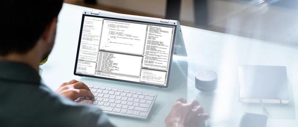 Programmer Or Coder At Office Desk Foto stock