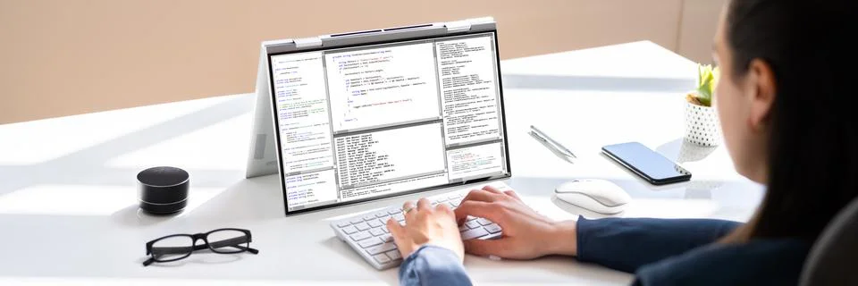 Programmer Or Coder At Office Desk Foto stock