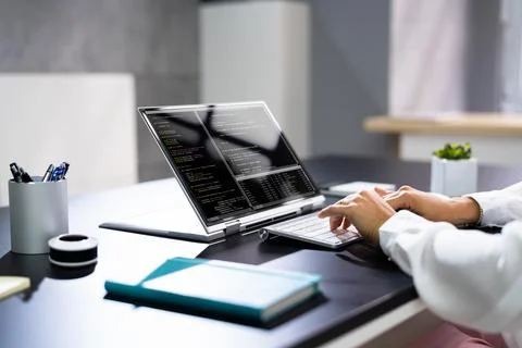 Programmer Or Coder At Office Desk Stockfoto's