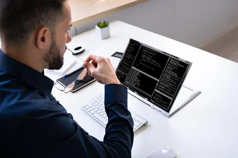 Programmer Or Coder At Office Desk Stockfoto's