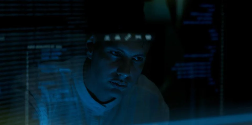 Programmer or Developer working in dark room with computer code reflected o.. Foto stock