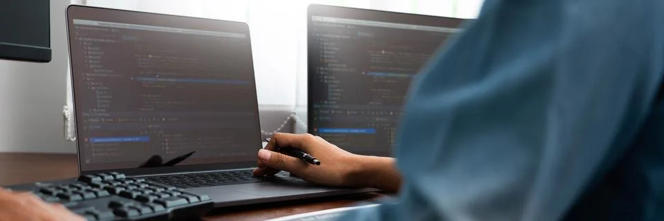 Programmer or software developer Typing New Lines of Code, coding technologie Stockfoto's