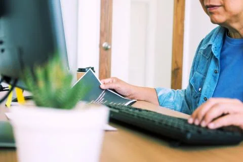 Programmer Outsource Developer coding technologies Website design. Mobile App Stockfoto's