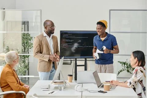 Programmer presenting new application for virtual reality Foto stock