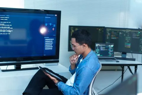 Programmer Reviewing Code on Tablet in Digital Workspace Stockfoto's