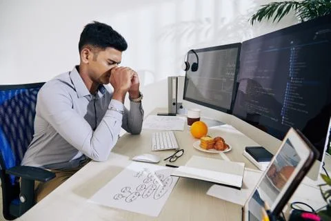 Programmer searching for solution 스톡 사진