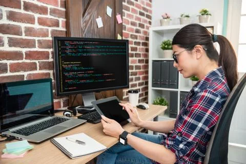 Programmer sitting and using tablet 库存照片