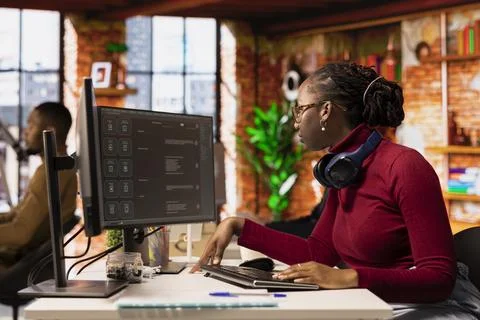 Programmer solving personal tasks with AI LLM chatbot answering prompts Foto stock