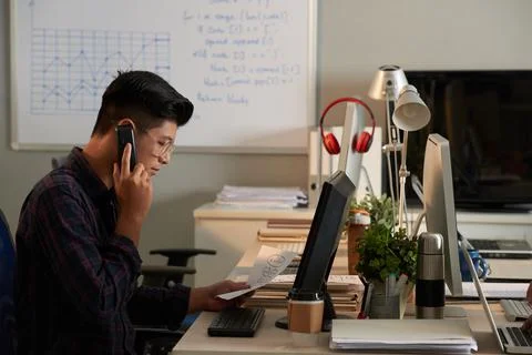 Programmer talking on phone Stock-Fotos