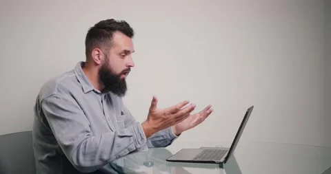 Programmer talks about principles of working on web site Video stock 200805568