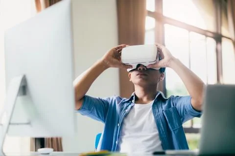 Programmer testing the 3D game and application. Stockfoto's