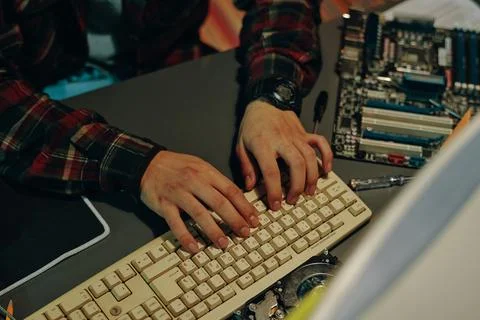 Programmer typing on keyboard of computer Stockfoto's