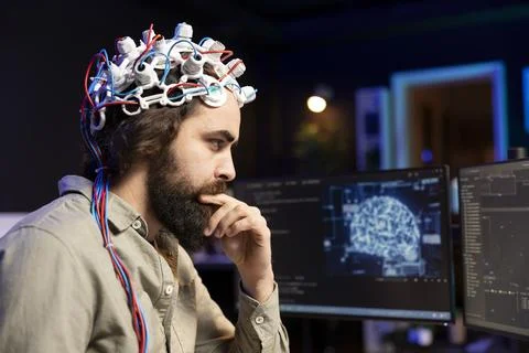 Programmer using EEG headset to upload his mind into computer 스톡 사진